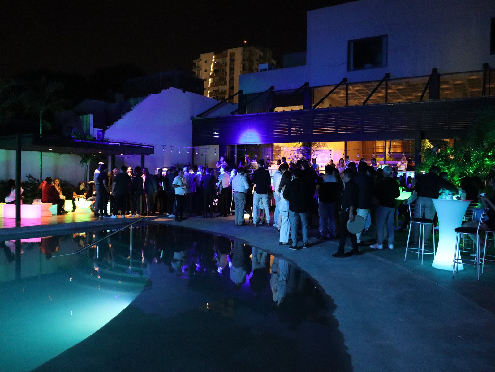 Cóctel de inauguración de BBC25 junto a la piscina del Novotel, de noche