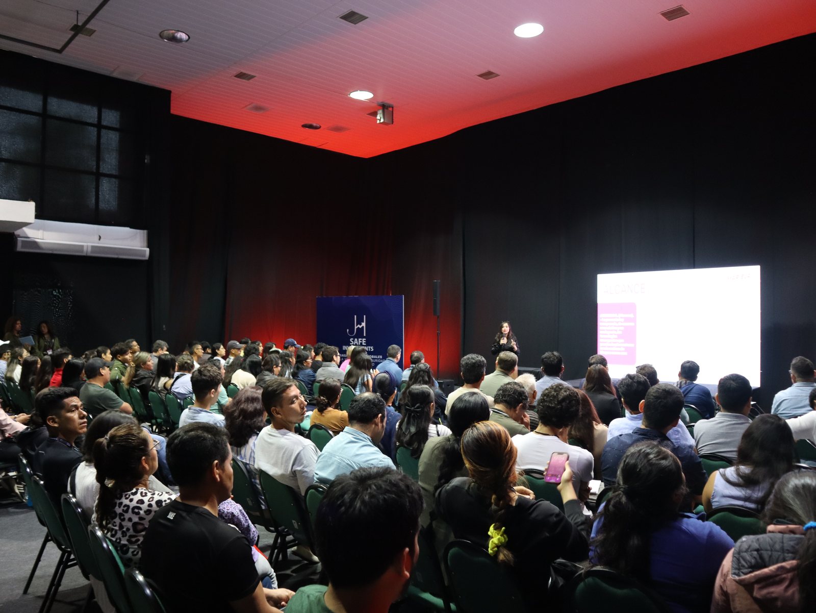 Auditorio principal de BBC25 lleno durante una charla