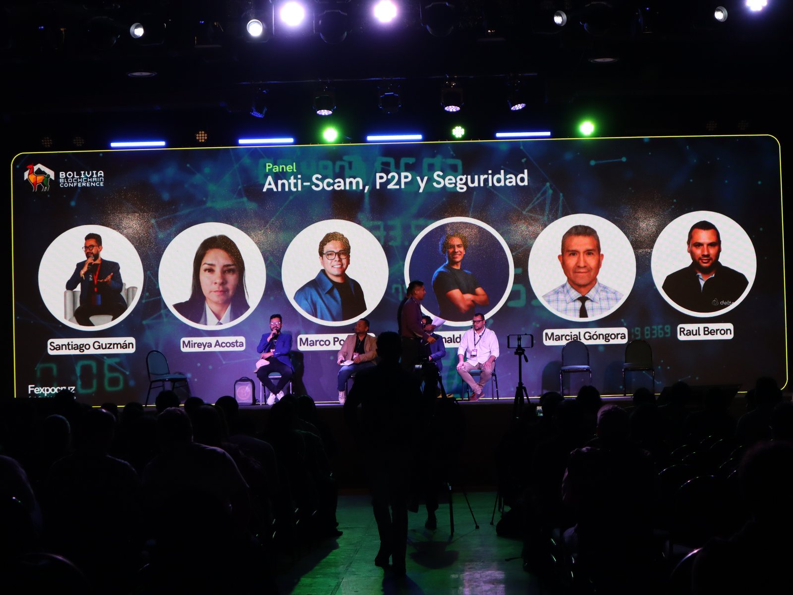 Panel de speakers en el escenario principal con la pantalla de fondo