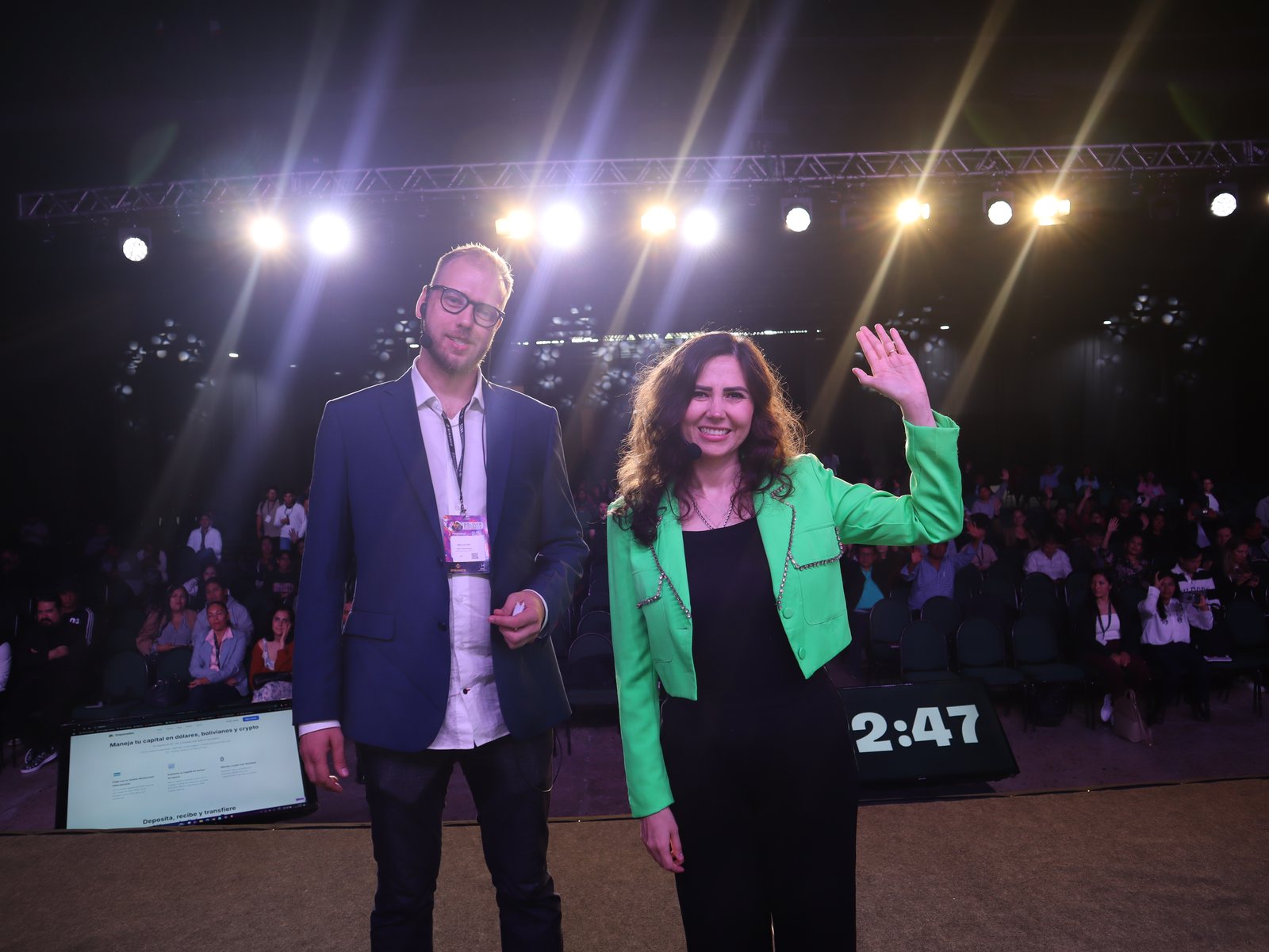 Organizadores de BBC25 en el escenario frente al público