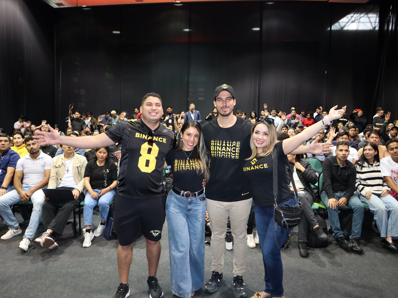 Equipo de Binance con el público desde el escenario
