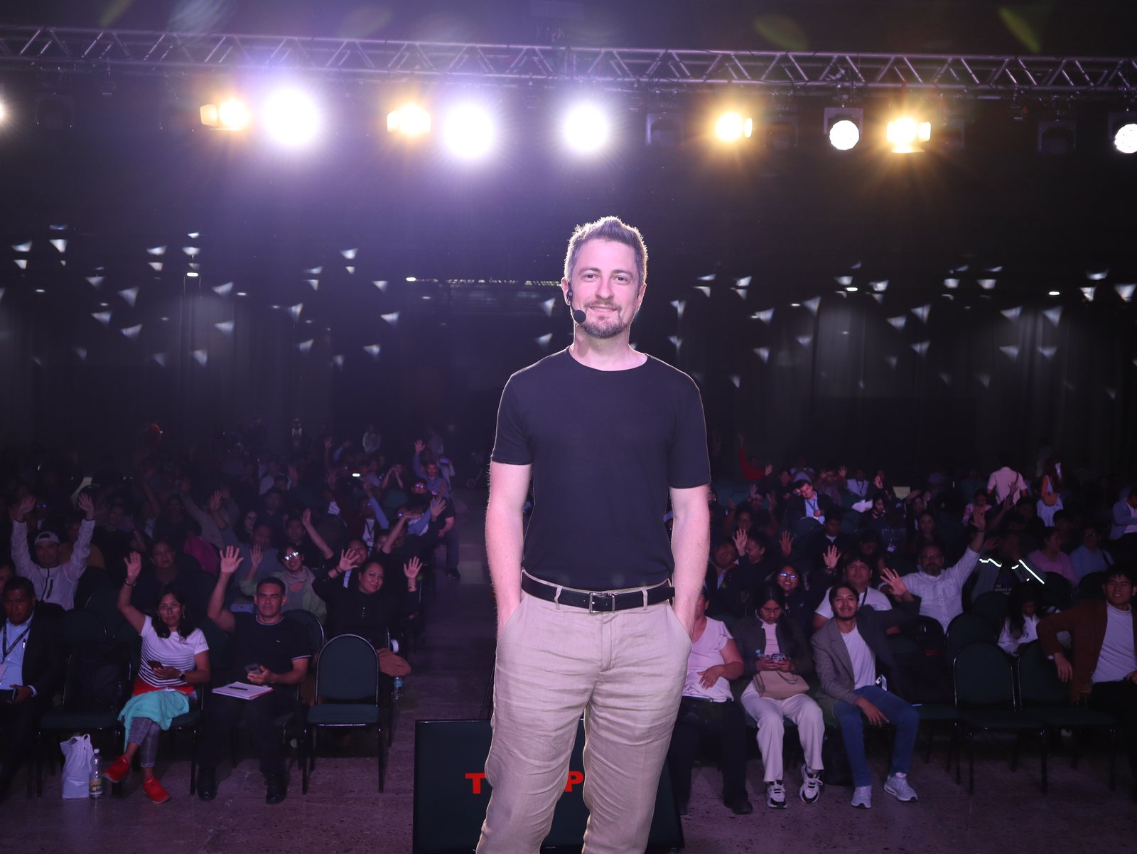 Speaker exponiendo bajo el logo de Bolivia Blockchain Conference
