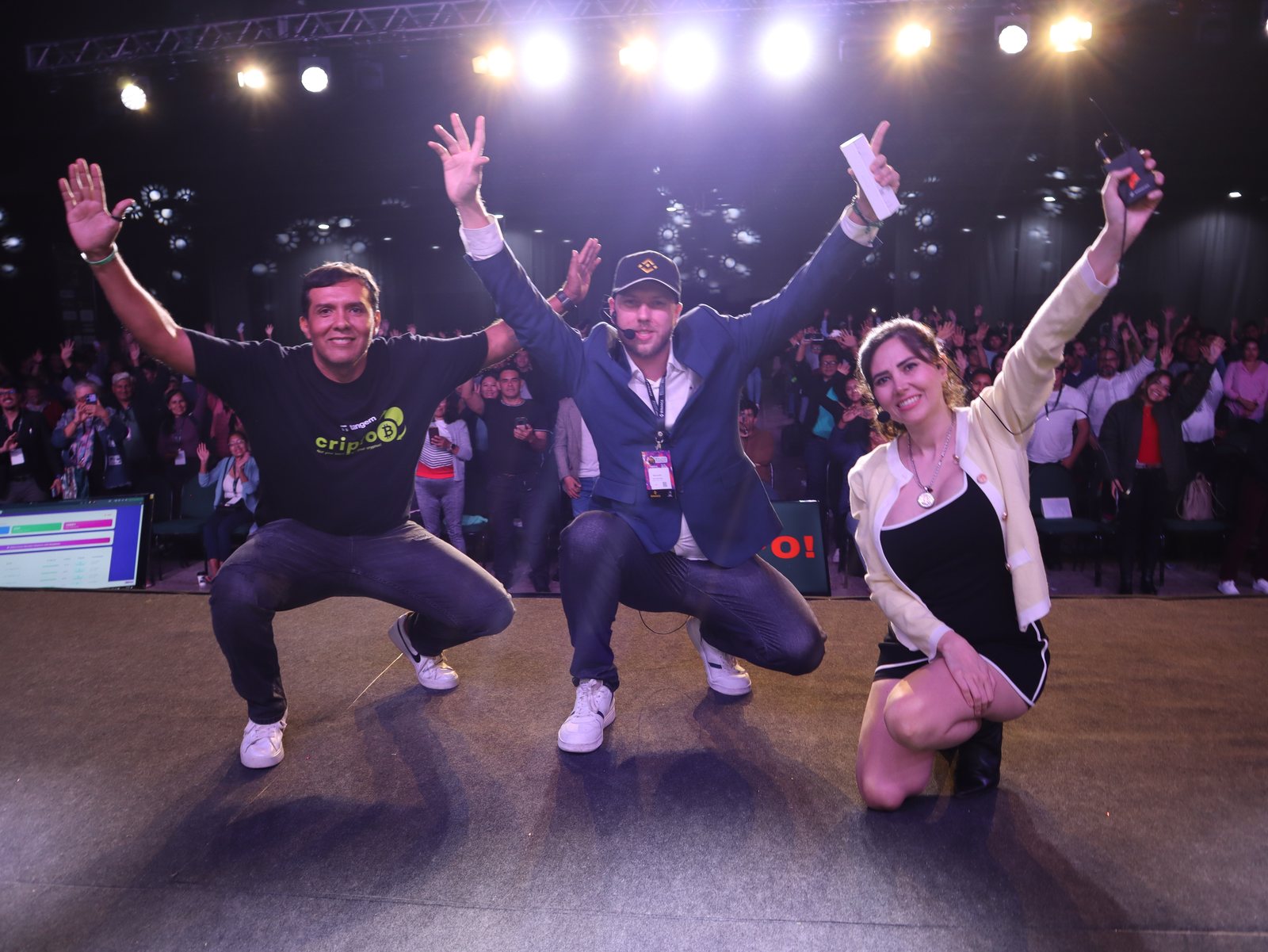 Organizadores saltando en el escenario con el público de BBC25